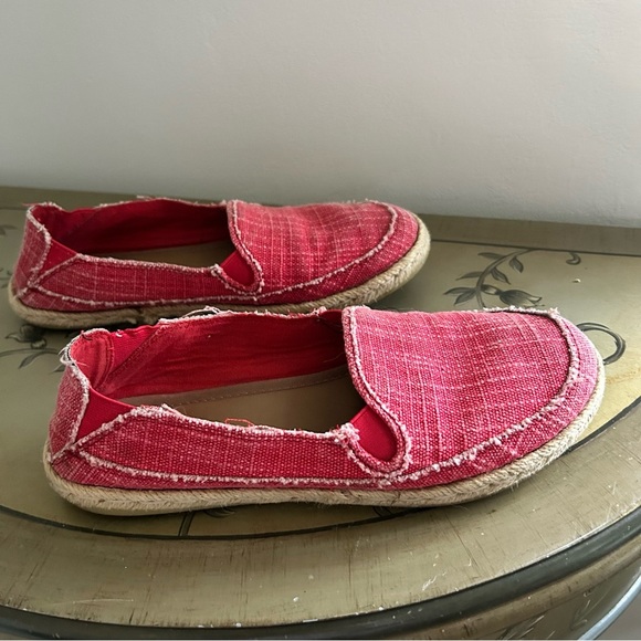 Hush Puppies Red Flats with Nautical Stitching - Picture 4 of 6